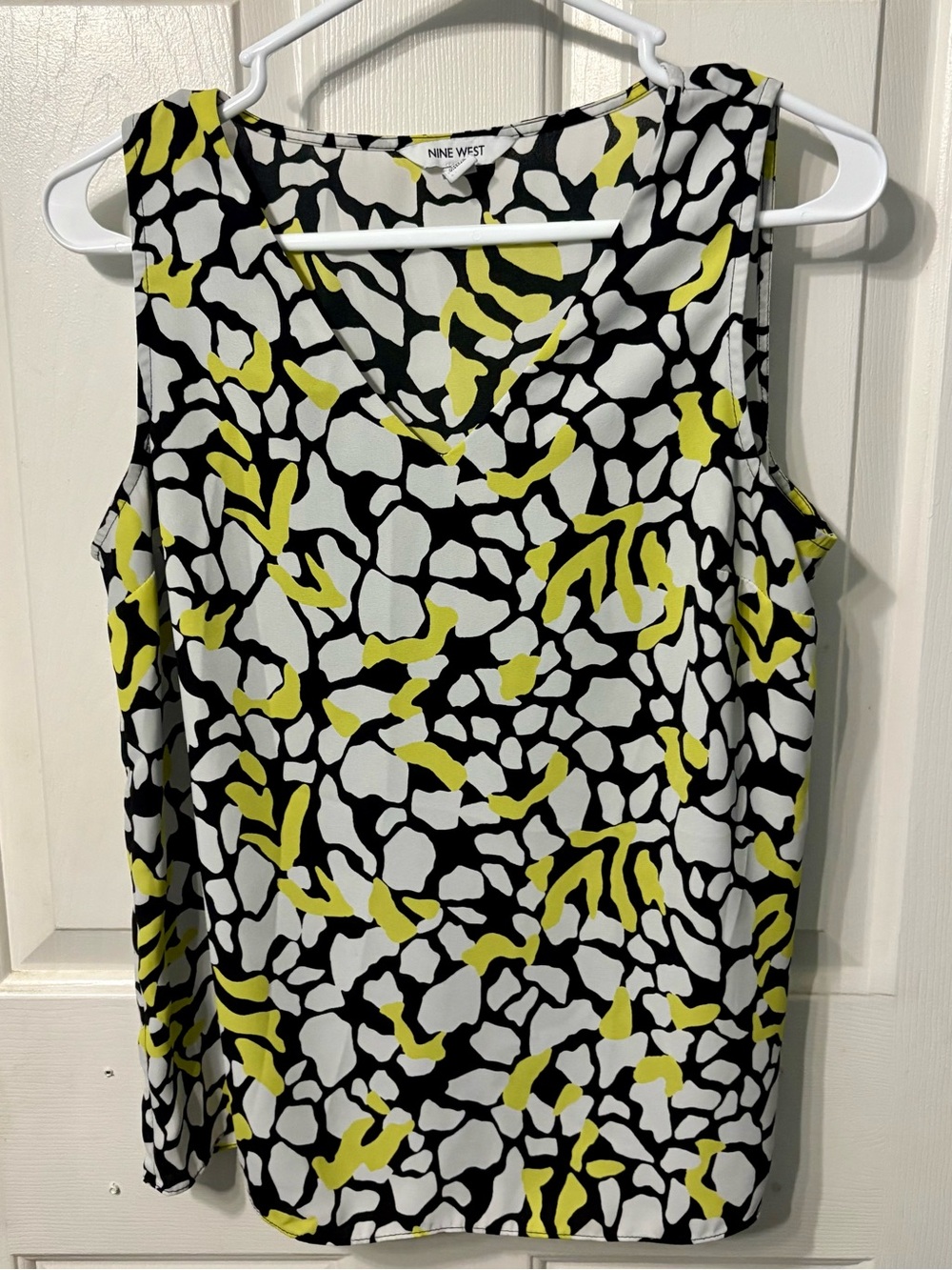 Nine West Sleeveless V-Neck Printed Camisole in Yellow, Black & White
